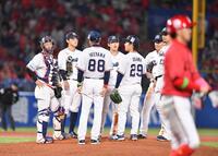 ６回、四球を与え降板した小川泰弘（２９）。左隣は降板を告げた池山隆寛監督（撮影・開出牧）