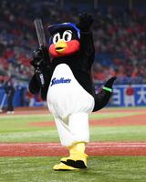 バズーカタイムに登場しスタンドに手を振るつば九郎（撮影・開出牧）