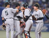 今季初セーブを挙げ、ナインとタッチを交わす大勢（右）＝撮影・西岡正