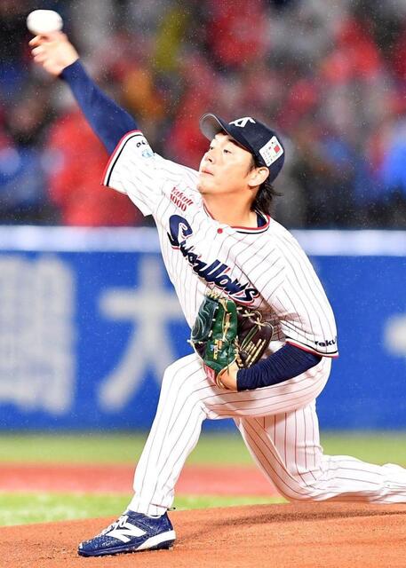 ヤクルト 活動再開のつば九郎がお立ち台に 勝利投手の小川「いつも背中