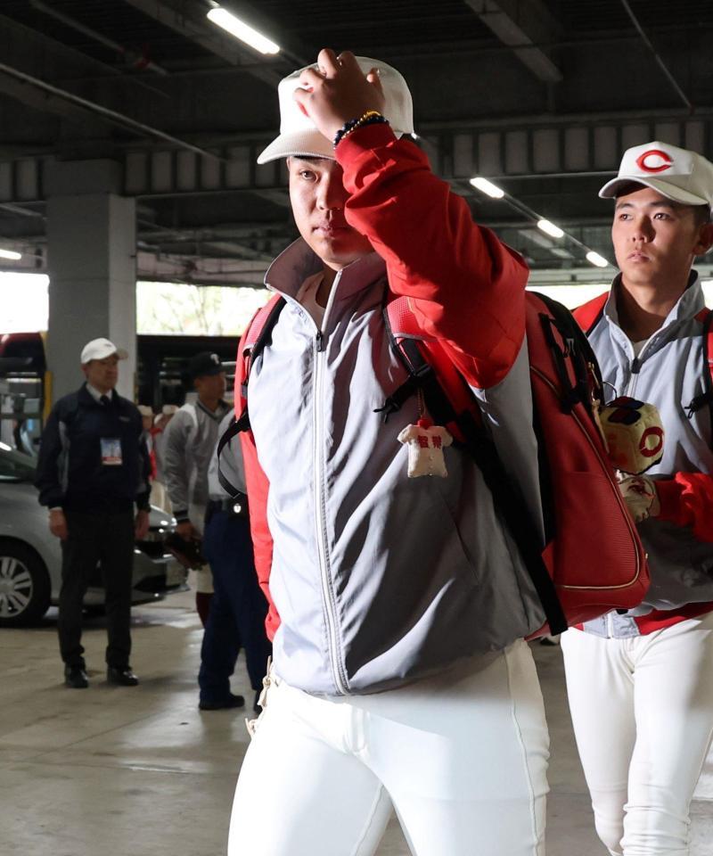 球場入りする智弁学園・杉本真滉（撮影・中田匡峻）