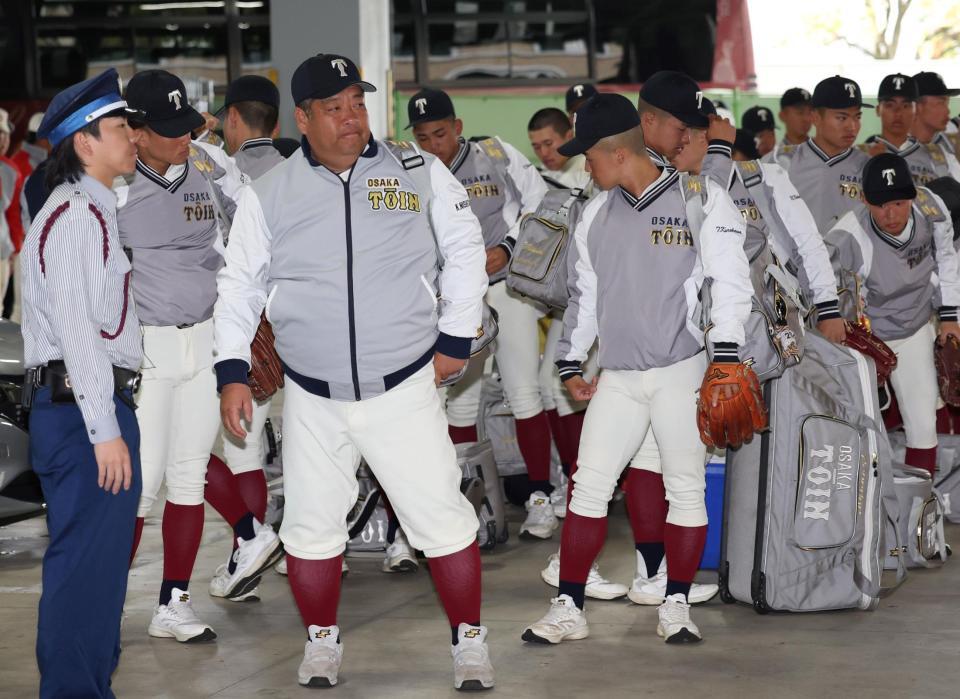 球場入りする大阪桐蔭・西谷浩一監督（中央）ら大阪桐蔭ナイン（撮影・中田匡峻）