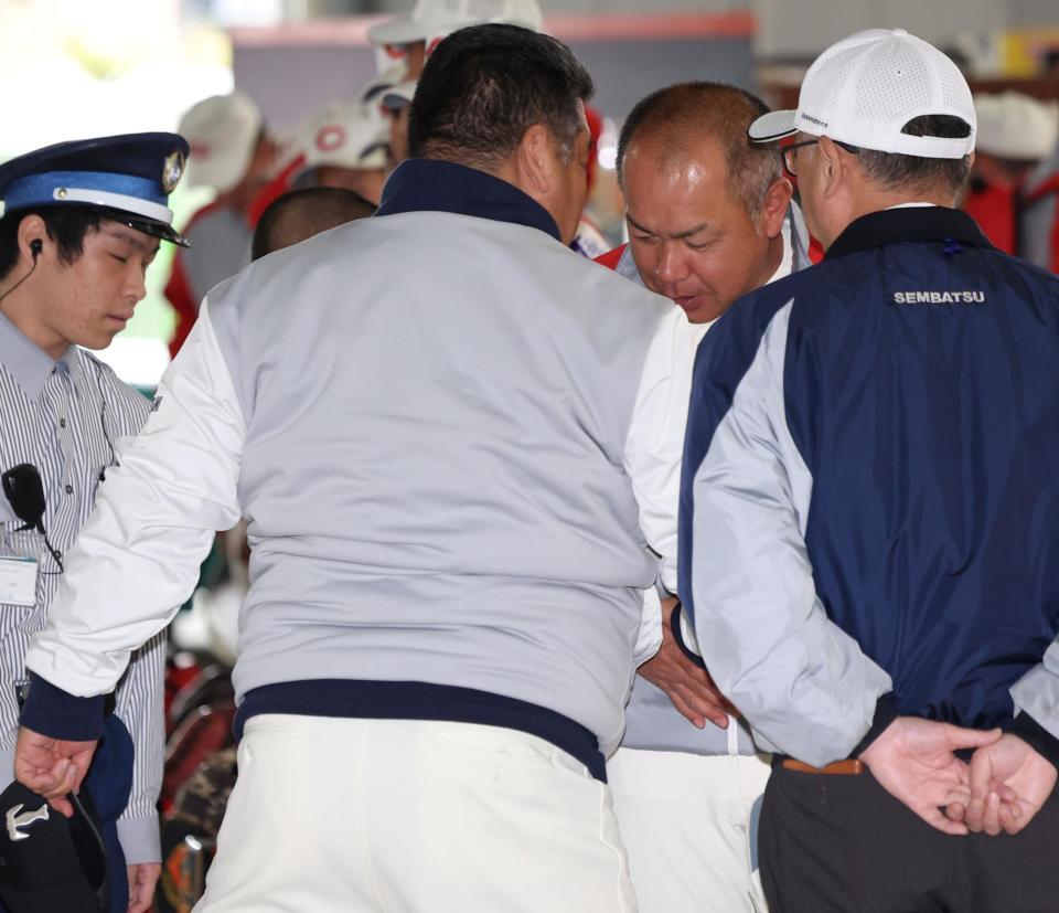 言葉を交わす大阪桐蔭・西谷浩一監督（左）と智弁学園・小坂将商監督（撮影・中田匡峻）