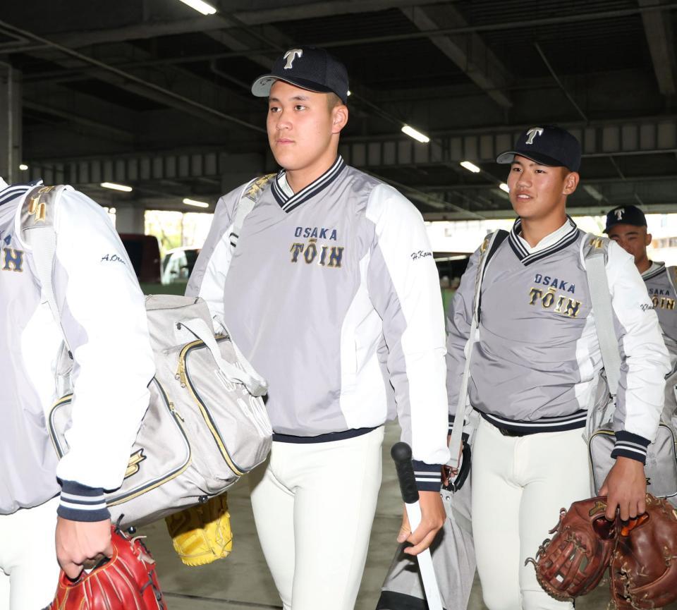 球場入りする大阪桐蔭・川本晴大（左）と大阪桐蔭・中村勇斗（撮影・中田匡峻）