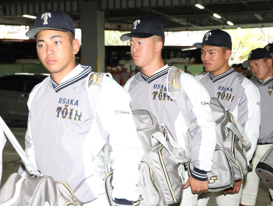球場入りする大阪桐蔭・吉岡貫介（中央）＝撮影・中田匡峻