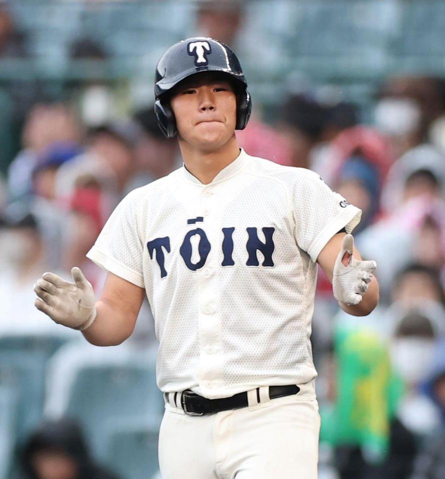 ２回、右前に先制適時打を放ち、手をたたく大阪桐蔭・中村勇斗（撮影・中田匡峻）