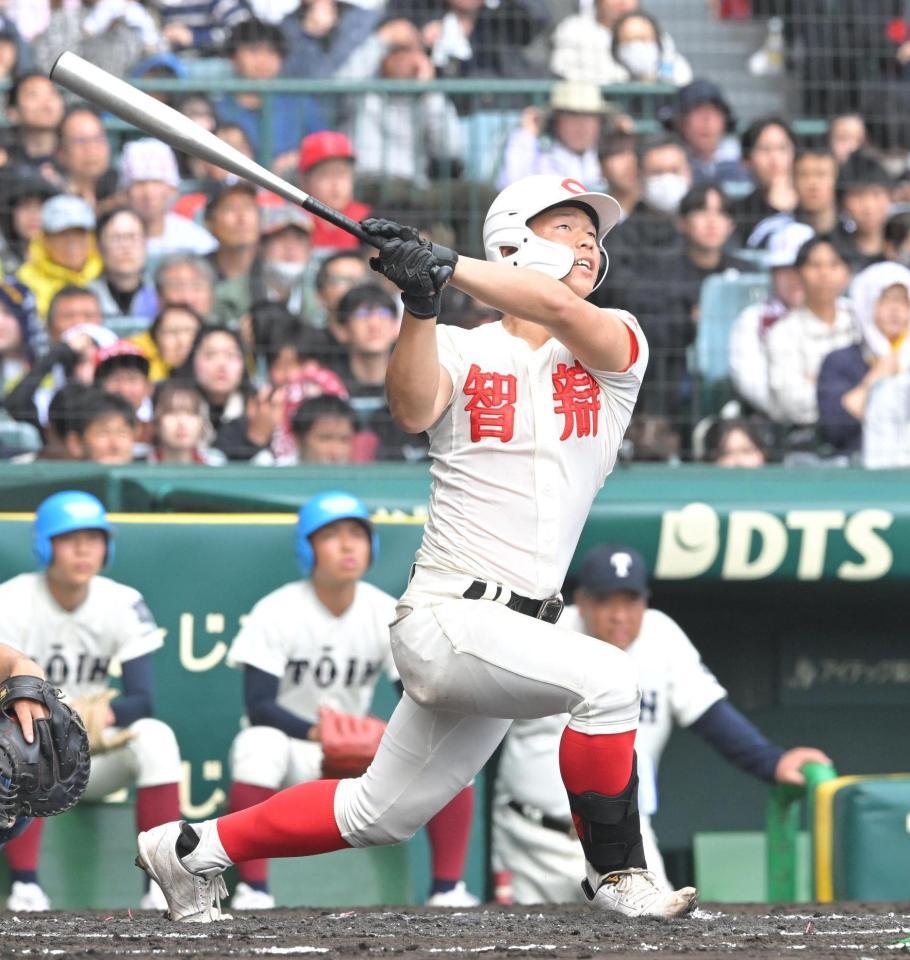 ６回、同点ソロを放つ智弁学園・逢坂悠誠（撮影・高部洋祐）
