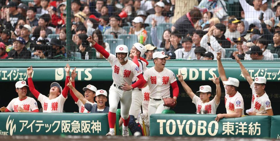 ６回、智弁学園・逢坂悠誠の同点ソロに歓喜する智弁学園ナイン（撮影・中田匡峻）