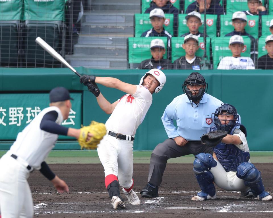 ６回、右翼スタンドへ同点ソロを放つ智弁学園・逢坂悠誠（撮影・立川洋一郎）
