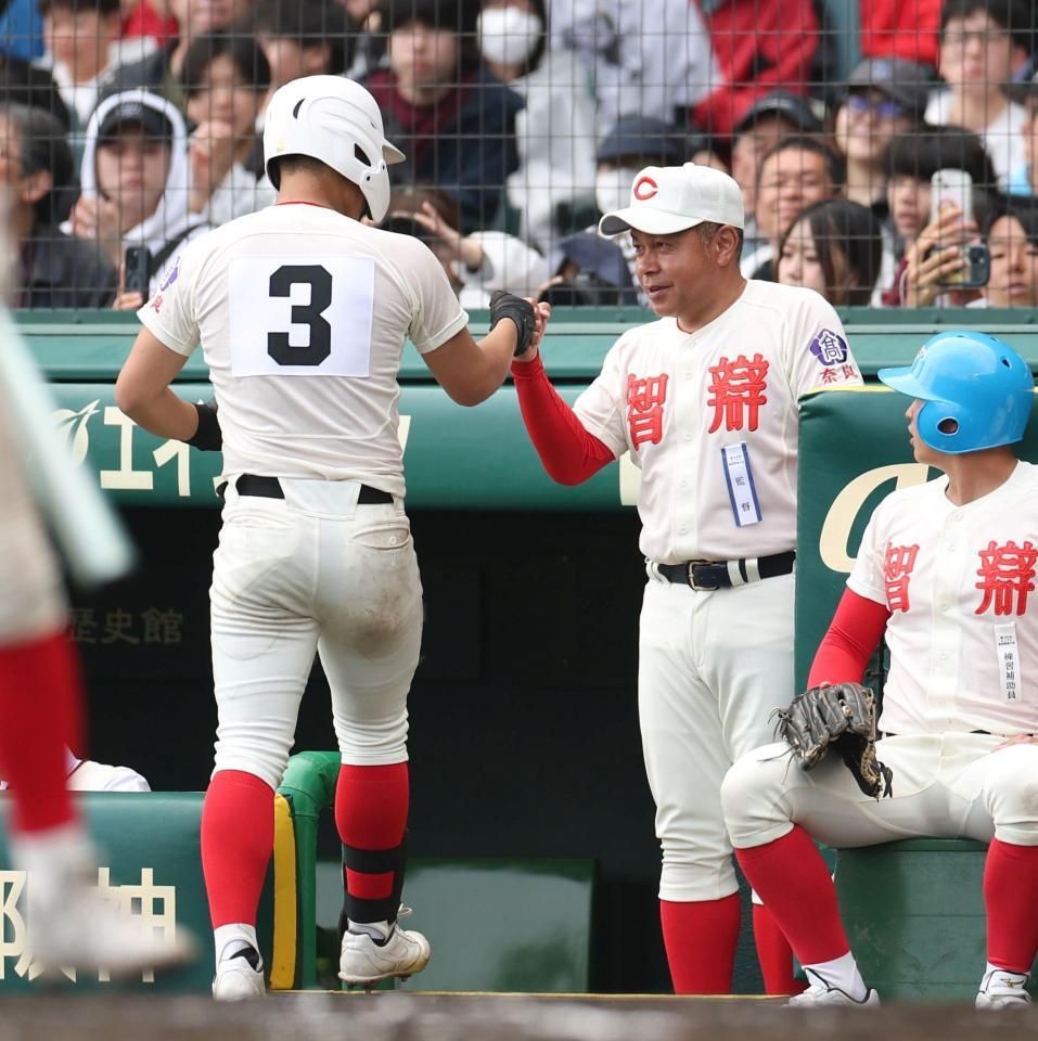 ６回、同点ソロを放った逢坂悠誠（左）を迎える智弁学園・小坂将商監督（撮影・中田匡峻）