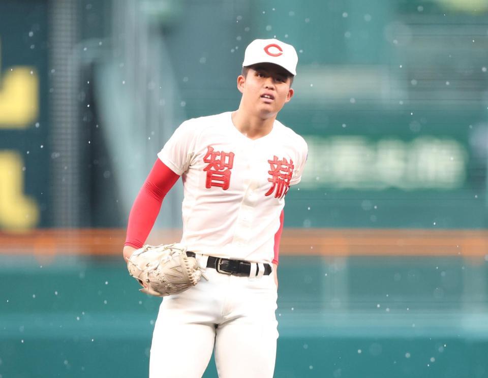 １回、少し雨が強まり上を見る智弁学園・杉本真滉（撮影・中田匡峻）