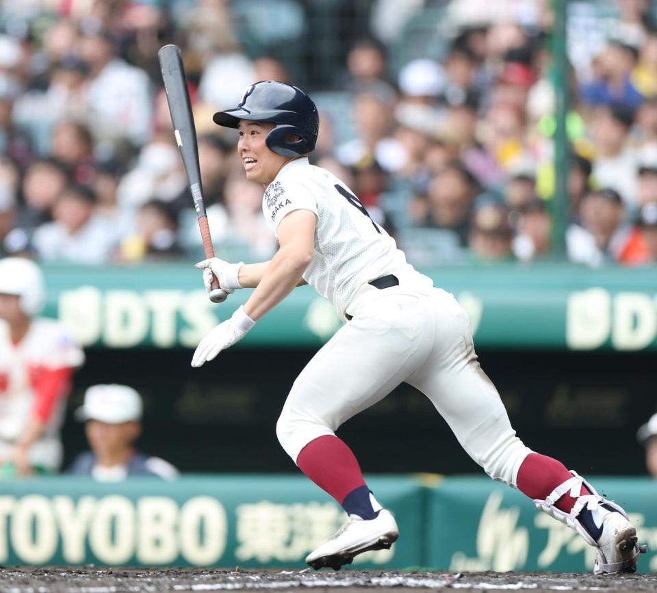 ７回、左前に２点適時打を放つ大阪桐蔭・黒川虎雅（撮影・中田匡峻）