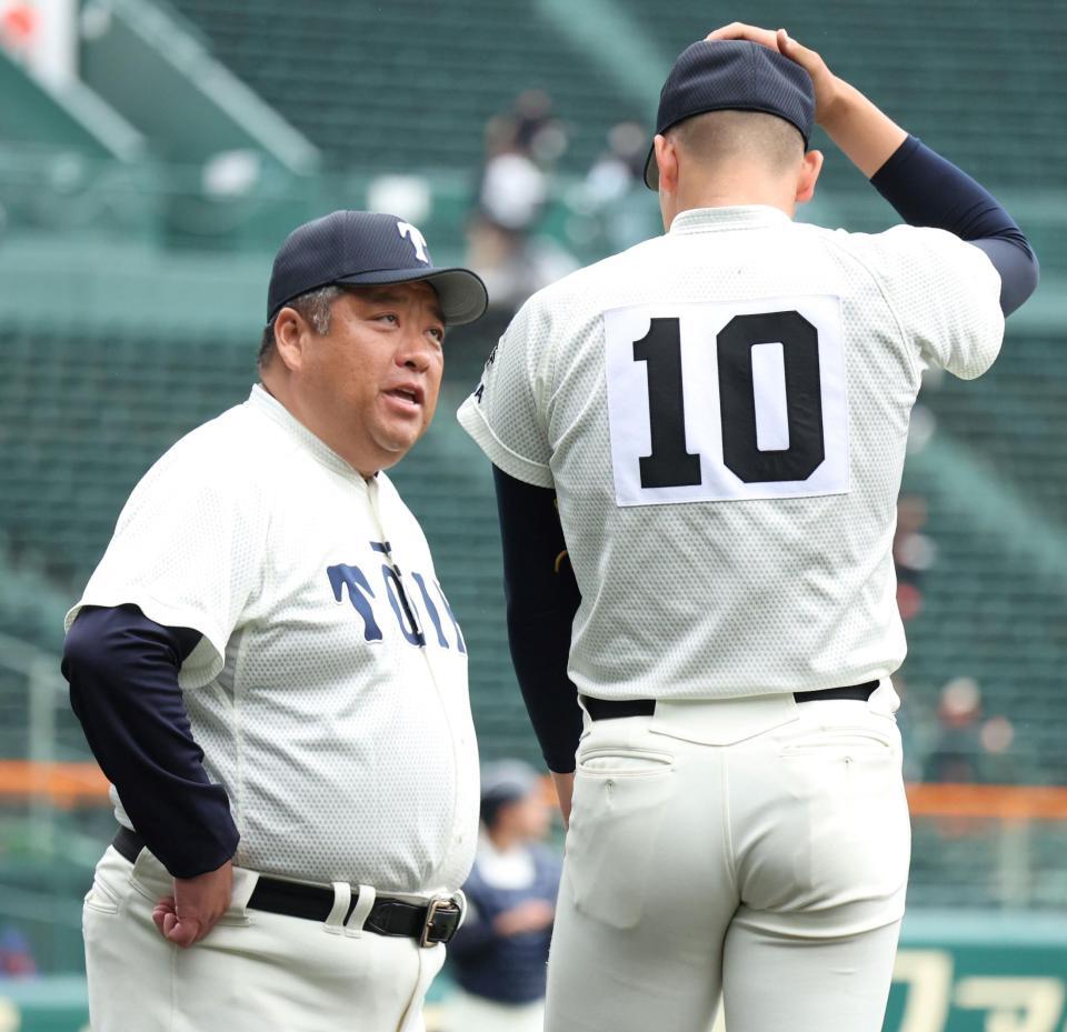 試合前、大阪桐蔭・川本晴大（右）と話す大阪桐蔭・西谷浩一監督（撮影・中田匡峻）