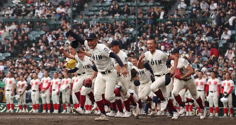 智弁学園を破り、優勝を決めた大阪桐蔭（撮影・中田匡峻）