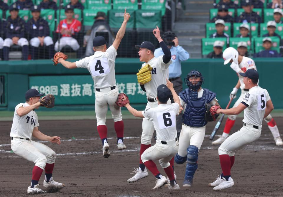 ９回、智弁学園・八木颯人を空振り三振に仕留めて優勝を決め、喜びを爆発させる大阪桐蔭・川本晴大（中央）ら大阪桐蔭ナイン（撮影・立川洋一郎）
