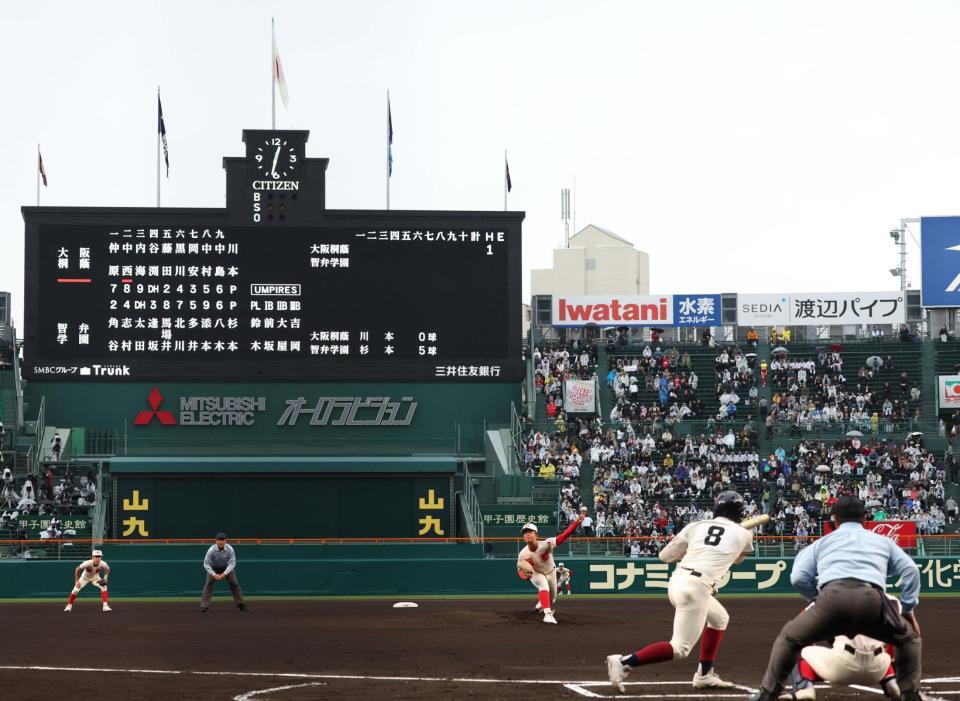 １回、大阪桐蔭との決勝で先発する智弁学園・杉本真滉（撮影・中田匡峻）