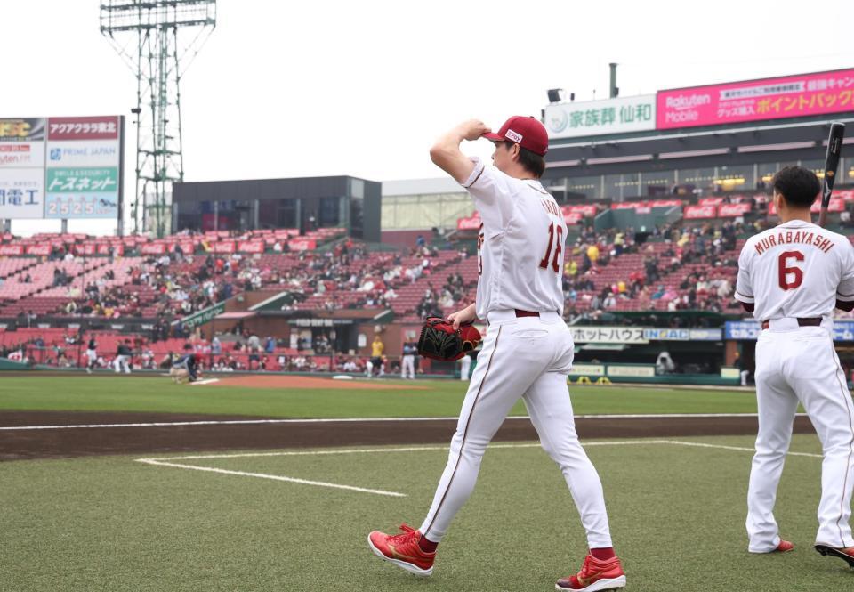 練習に向かう前田健（撮影・佐々木彰尚）