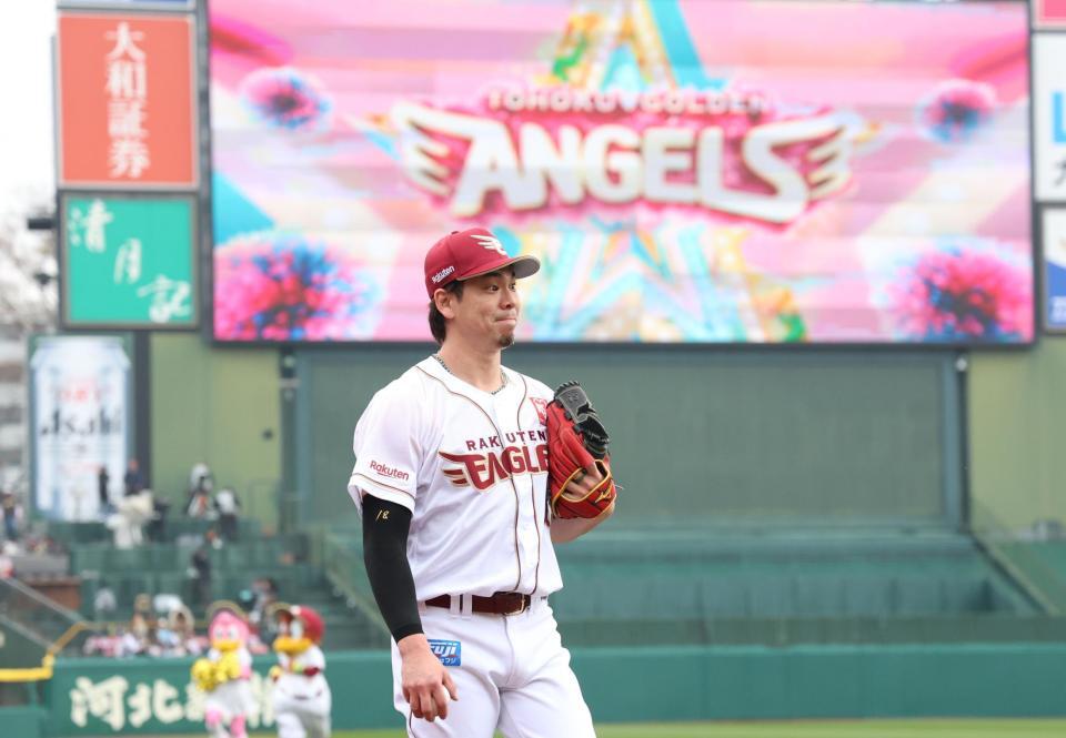 ベンチに引き揚げる前田健（撮影・佐々木彰尚）