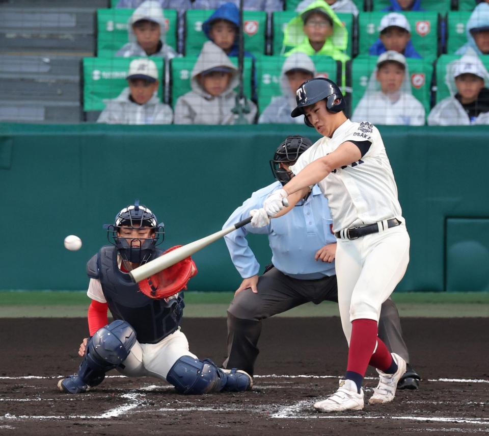 ２回、右前へ先制適時打を放つ大阪桐蔭・中村勇斗（撮影・立川洋一郎）