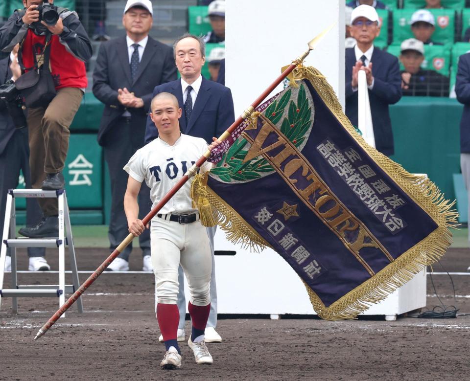 優勝旗を手にする大阪桐蔭・黒川虎雅（撮影・立川洋一郎）