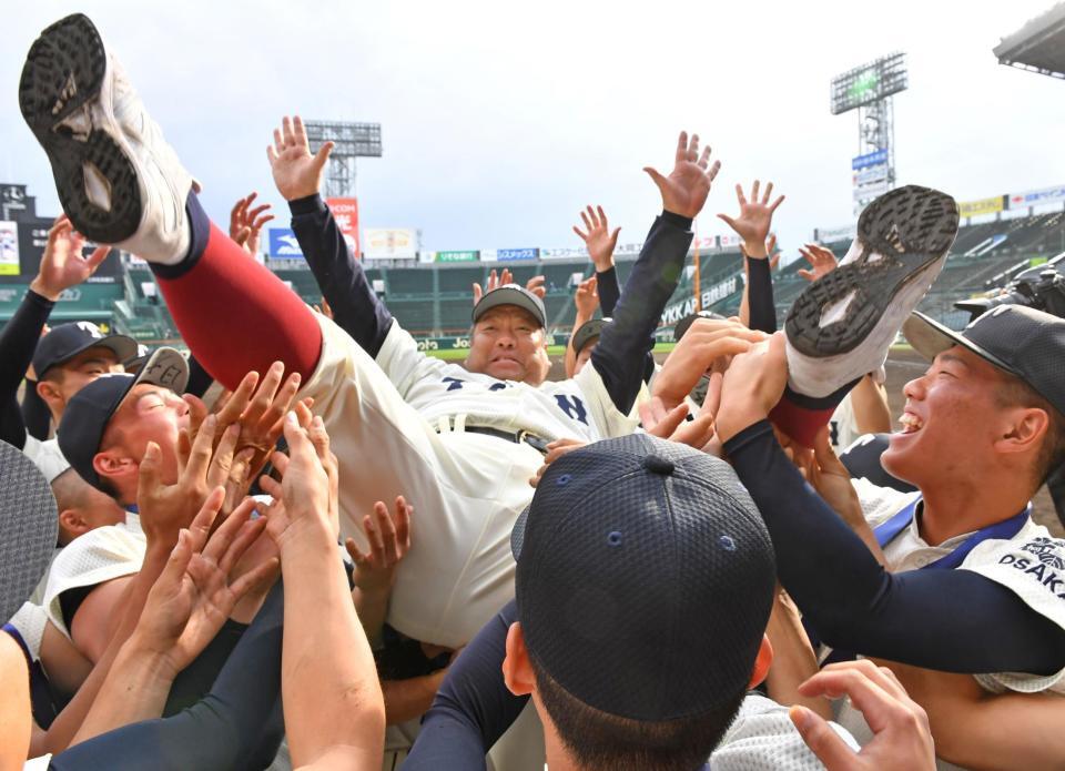 胴上げされる大阪桐蔭・西谷監督（撮影・中田匡峻）