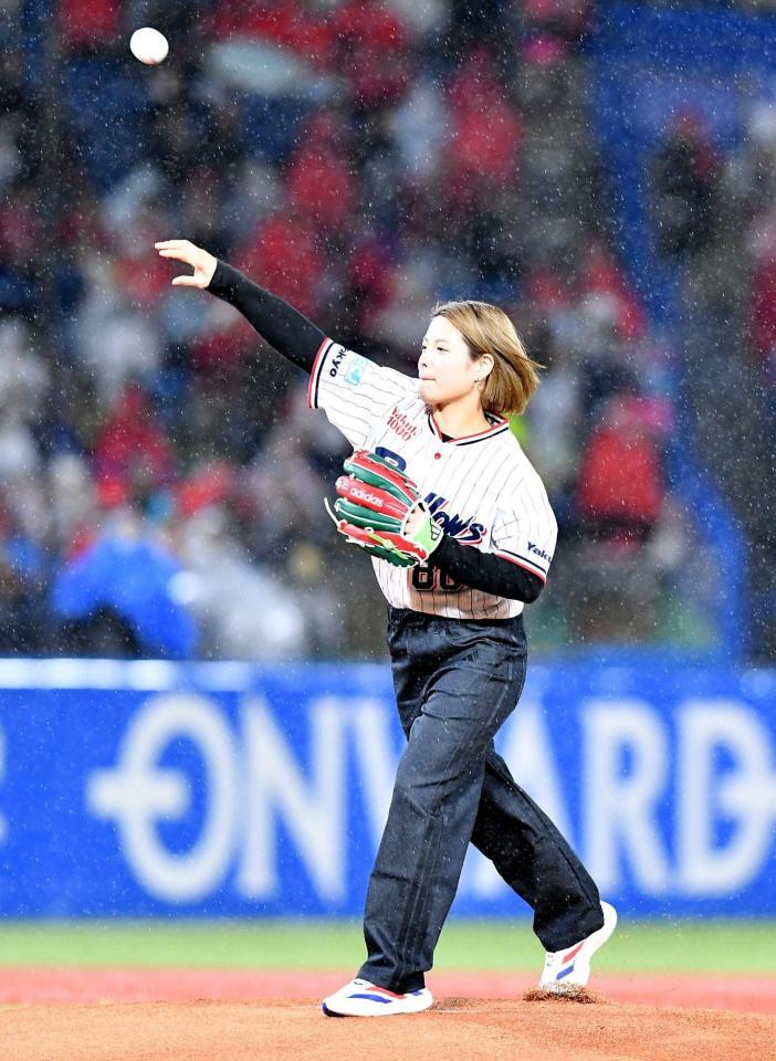 始球式を務める阿部詩（撮影・開出牧）