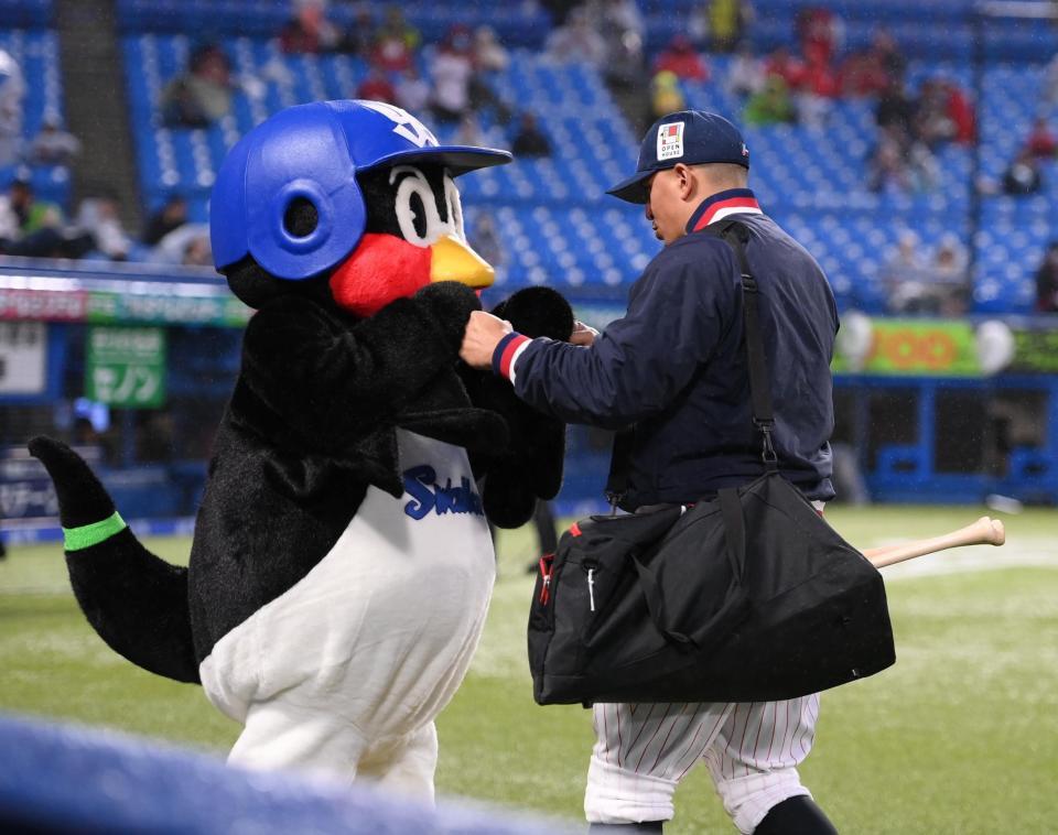 試合前、オスナ（右）とグータッチを交わすつば九郎（撮影・開出牧）