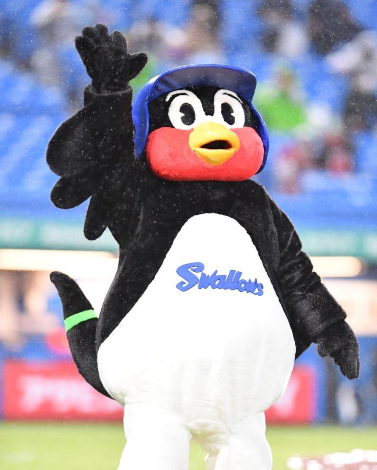 スタンドのファンに手を振るつば九郎＝神宮球場（撮影・開出牧）