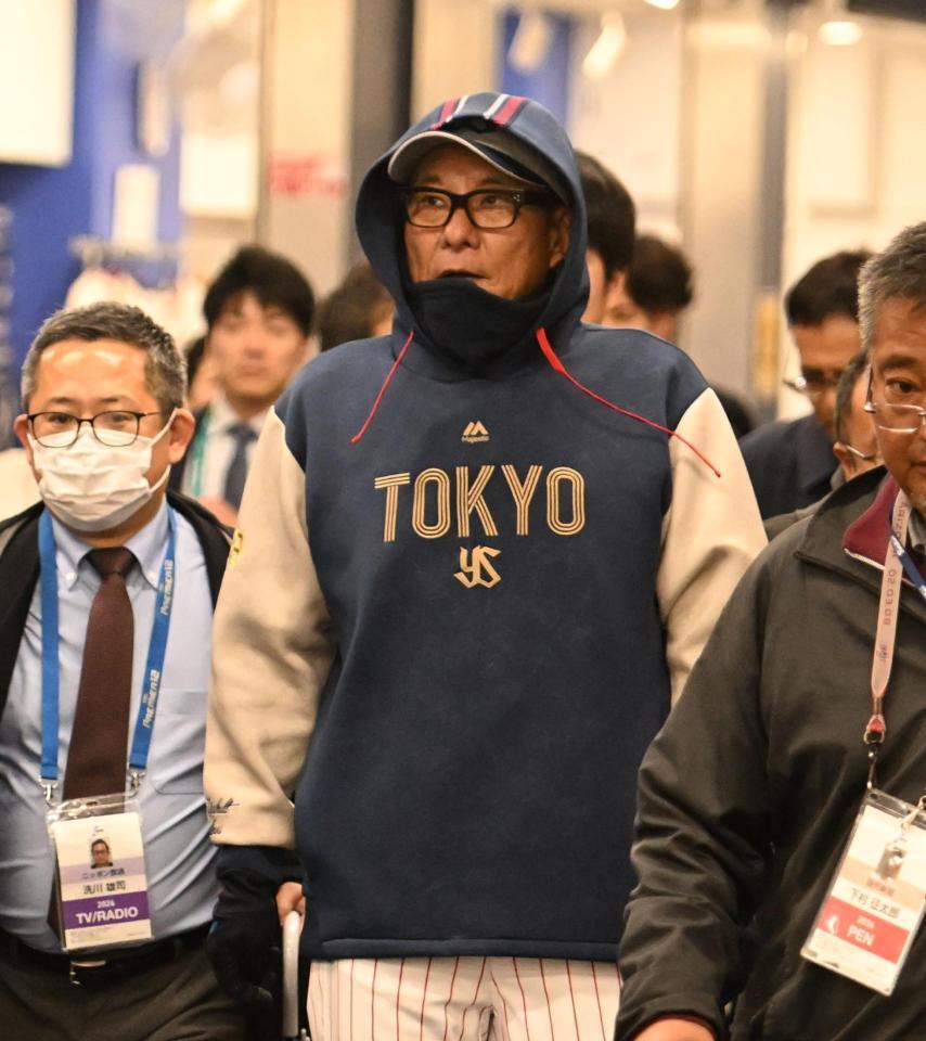 試合前、ナインが練習を行う室内練習場へ向かう池山監督（中央）＝撮影・開出牧