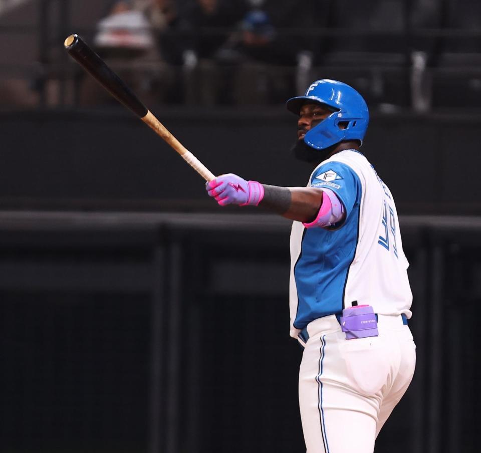 ２回、２者連発となるソロを放ち、打球の行方を見つめるレイエス（撮影・中島達哉）