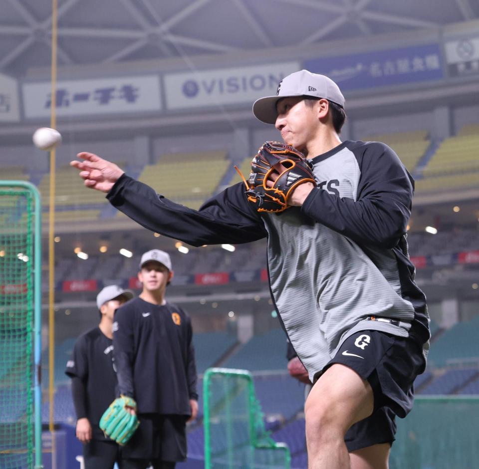 ノックで送球する大勢（撮影・西岡正）