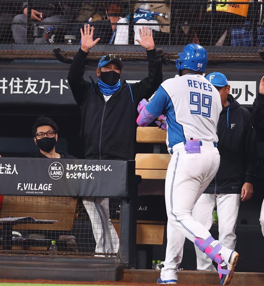 ２回、ソロを放ったレイエス（９９）を迎える新庄監督（中央）＝撮影・中島達哉