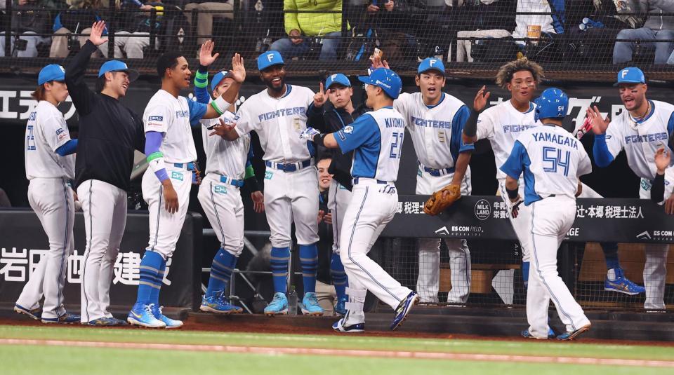 ２回、３ランを放った清宮（中央）を迎える日本ハムナイン（撮影・中島達哉）