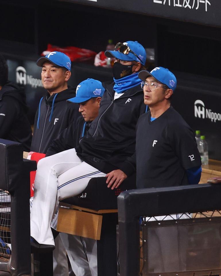 １回、戦況を見つめる新庄監督（中央）＝撮影・中島達哉