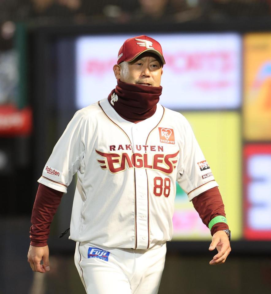 ８回、選手交代を告げた三木監督（撮影・佐々木彰尚）