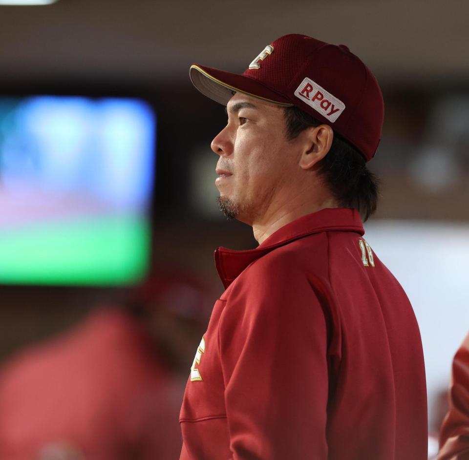 グラウンドを見つめる前田（撮影・佐々木彰尚）