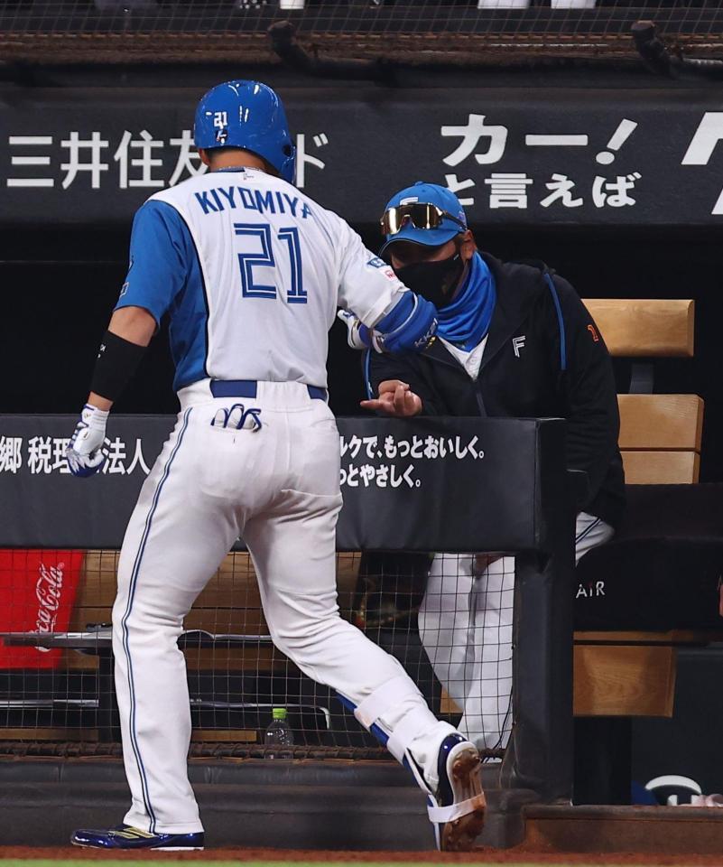 ７回、ソロを放った清宮幸（左）を指先タッチで迎える新庄監督（撮影・中島達哉）