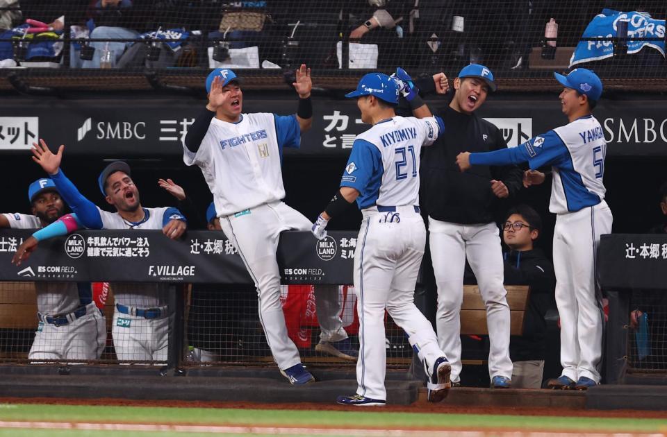 ７回、ソロを放った日本ハム・清宮幸太郎（２１）はナインに迎えられる＝エスコンフィールド北海道（撮影・中島達哉）