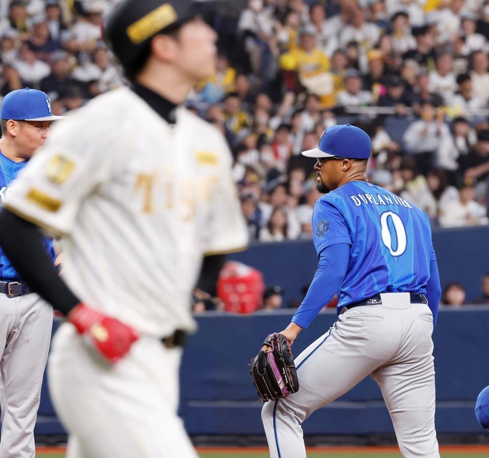５回、才木（手前）に四球を与えたデュプランティエ（撮影・西田忠信）
