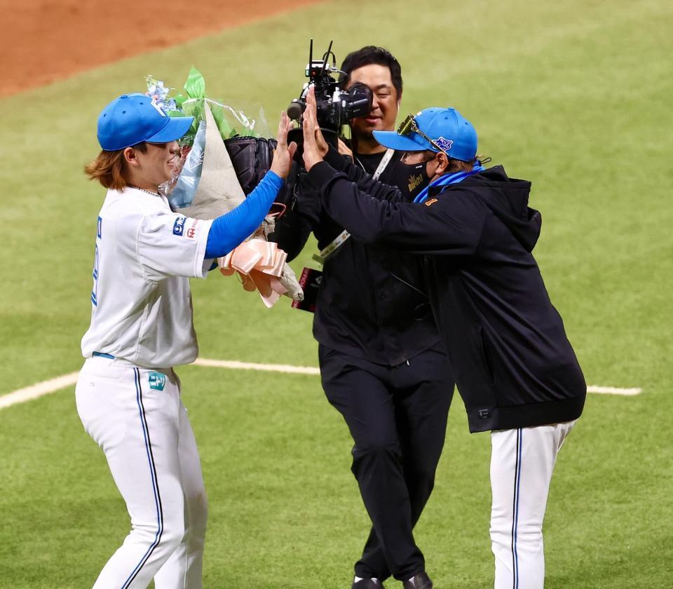ノーヒットノーランを達成し、日本ハム・新庄監督（右）に迎えられる細野（撮影・中島達哉）