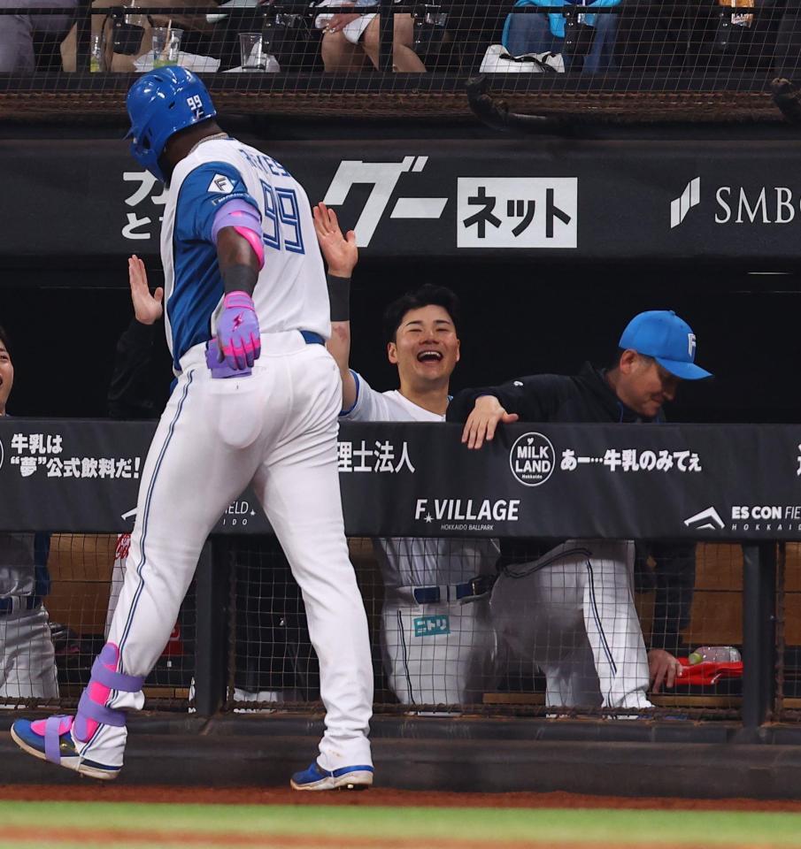 ７回、ソロを放ったレイエス（左）を迎える清宮幸（中央）＝撮影・中島達哉