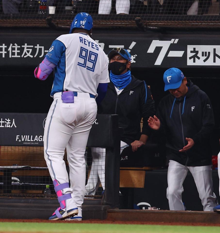 ７回、右越えにソロを放ったレイエス（左）を迎える新庄監督（撮影・中島達哉）