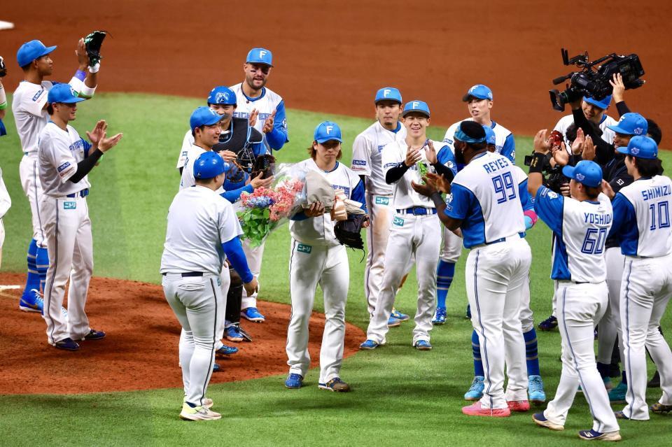 ノーヒットノーランを達成し、ナインと喜び合う日本ハム・細野（中央）＝撮影・中島達哉