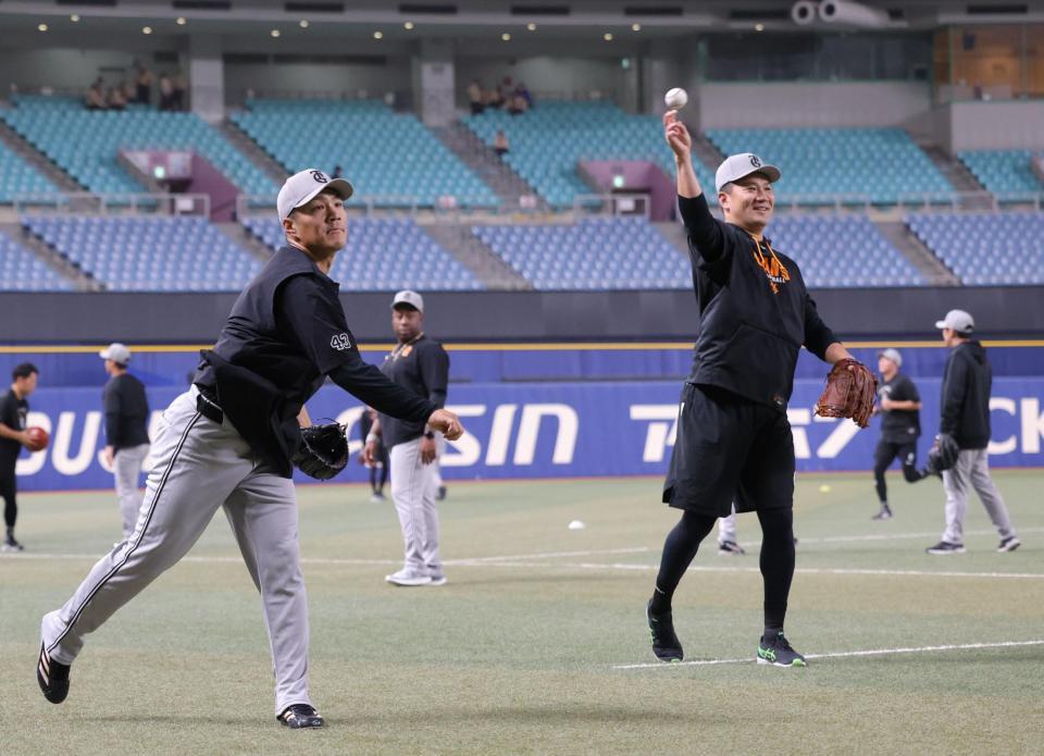 則本（左）と並んでキャッチボールする田中（撮影・西岡正）