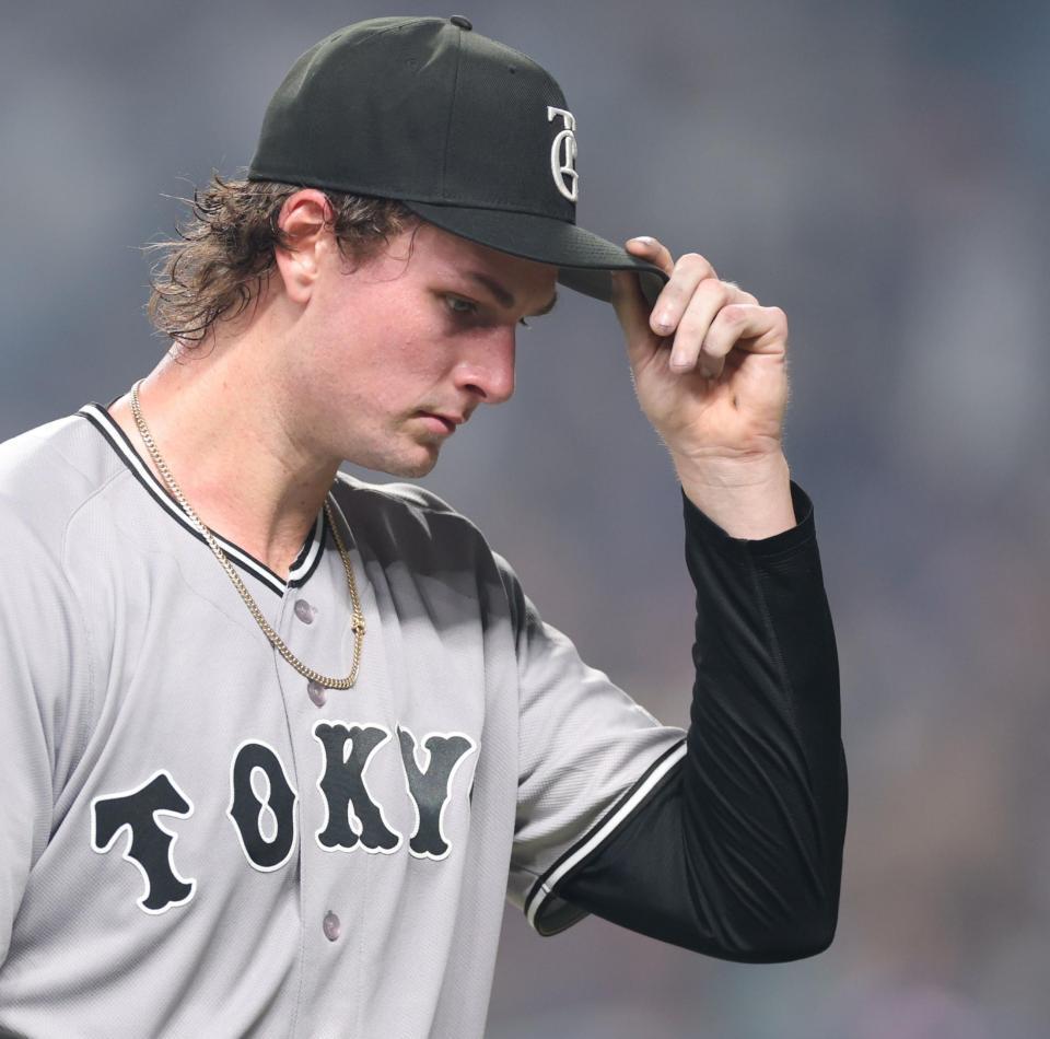 ２回、中日に先制を許し、肩を落とすウィットリー（撮影・西岡正）