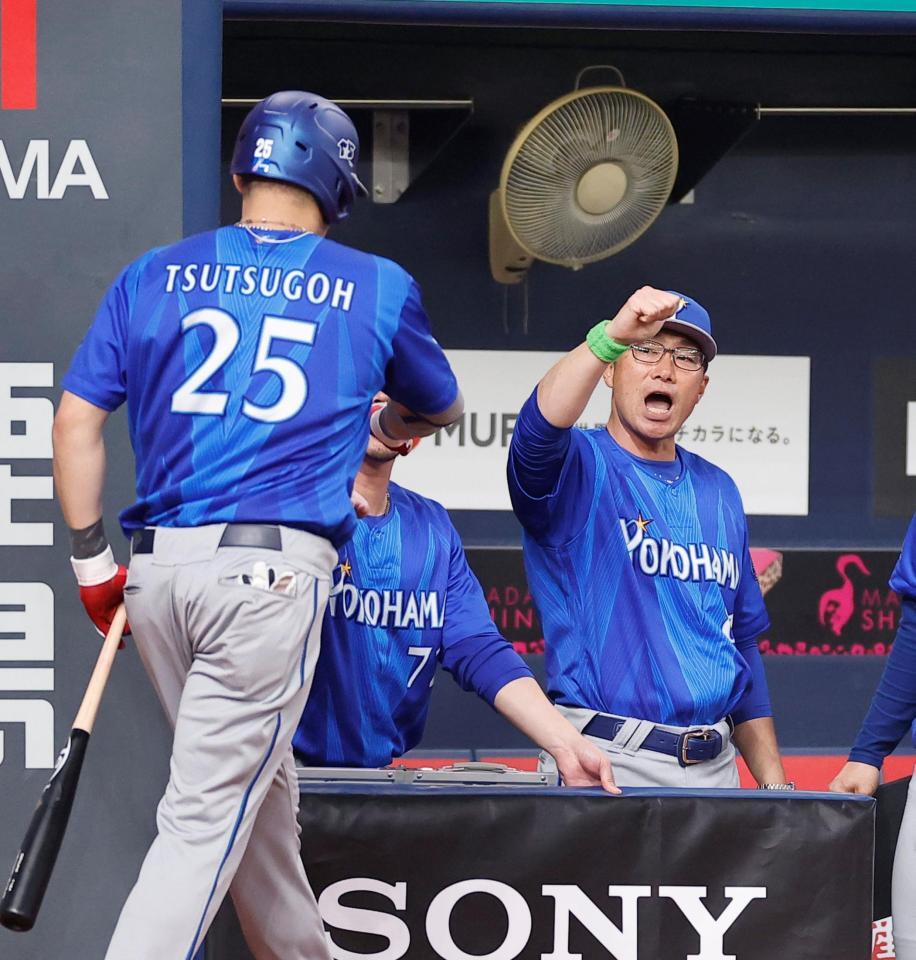 ６回、ソロを放った筒香（左）を迎える相川監督（撮影・西田忠信）