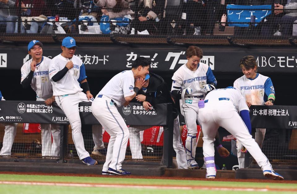 ２回、ソロを放ったレイエス（右から２人目）を迎えるナイン（撮影・中島達哉）