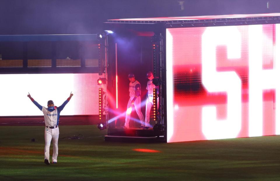 開幕戦セレモニーで登場した新庄監督（撮影・中島達哉）