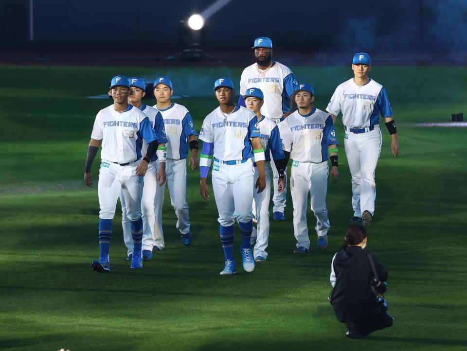 開幕戦セレモニーで入場する日本ハムナイン（撮影・中島達哉）
