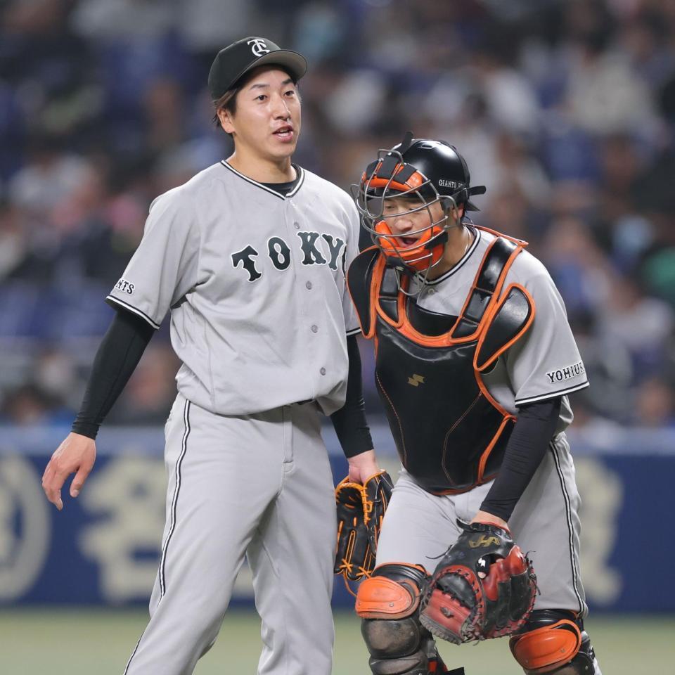 最後を締め、岸田行倫（右）と喜び合う大勢（撮影・西岡正）